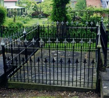 Breede 5 (I t/m IV) - Graf 5-IV is het achterste graf